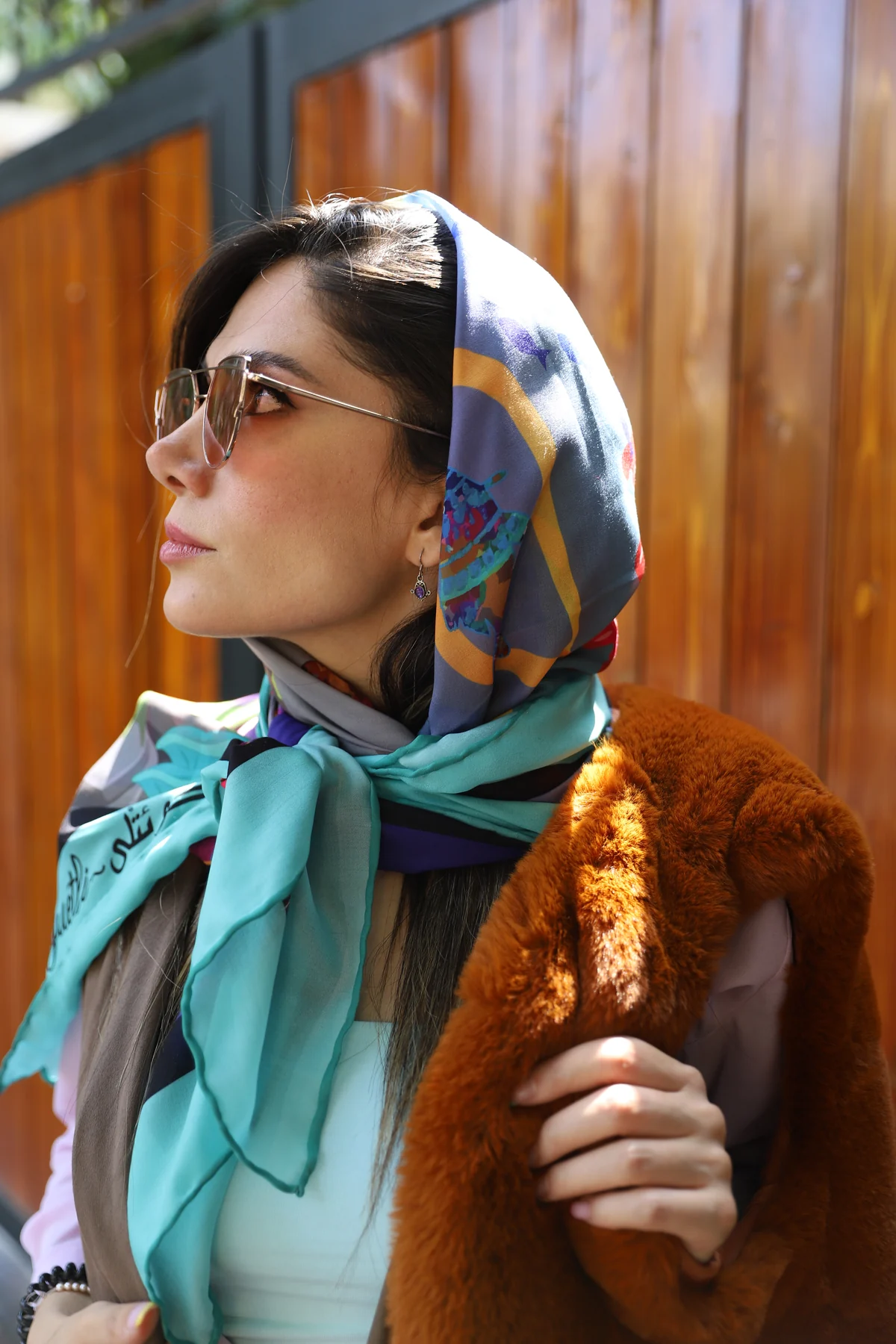 نمای نیمرخ مدل با روسری اصلی